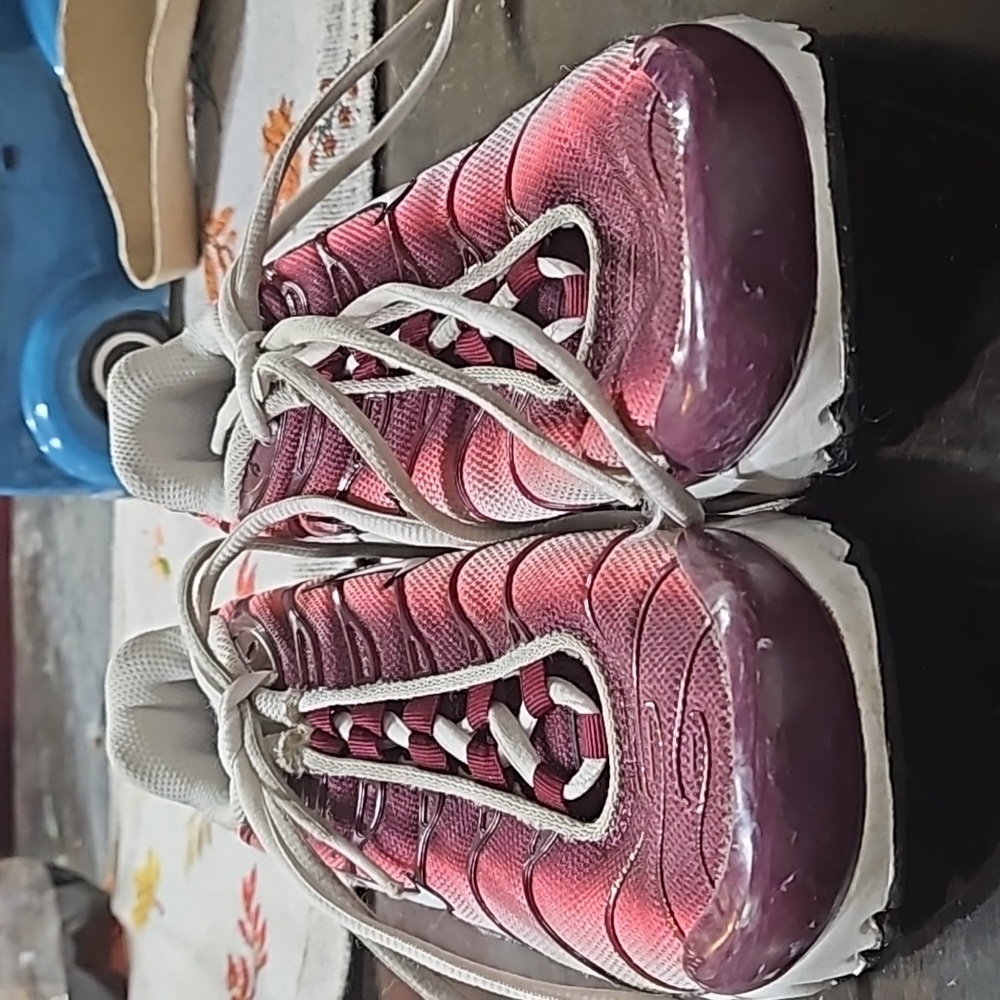 Nike Air max plus burgundy gently worn size 3.5y sneaker shoe purple